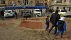 Warga berjalan melewati genangan darah dan air saat memeriksa ledakan di Kota Benghazi, Libya, Rabu (24/1). Juru bicara rumah sakit mengatakan jumlah korban tewas menyusul serangan bom mobil ganda ini meningkat menjadi 34 orang. (AFP PHOTO/Abdullah DOMA)