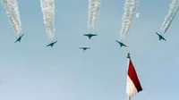 Enam buah jet tempur Sukhoi melakukan atraksi &quot;Flying Pass&quot; saat Peringatan Detik-Detik Proklamasi Kemerdekaan Indonesia di Istana Merdeka, Jakarta. (Antara)