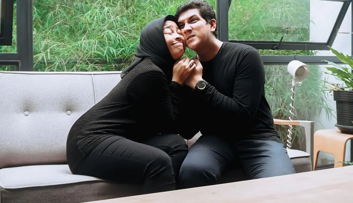 "Pas nikah, Percaya tetep ada, Sedikit ga percaya juga ada. Tapi bisa dikelola rasanya, karena mungkin kalo ga nyaman tinggal bilang. Apalagi cara berfikir laki-laki dan perempuan beda BANGET!," ungkap Tantri Kotak. (Instagram/tantrisyalindri)