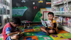 Anak-anak membaca buku di Ruang Perpustakaan RPTRA Kebon Sirih, Jakarta, Kamis (4/4). Dinas Perpustakaan dan Arsip DKI Jakarta bekerja sama dengan Jakarta Library menggelar Gerakan Baca Jakarta. (Liputan6.com/JohanTallo)