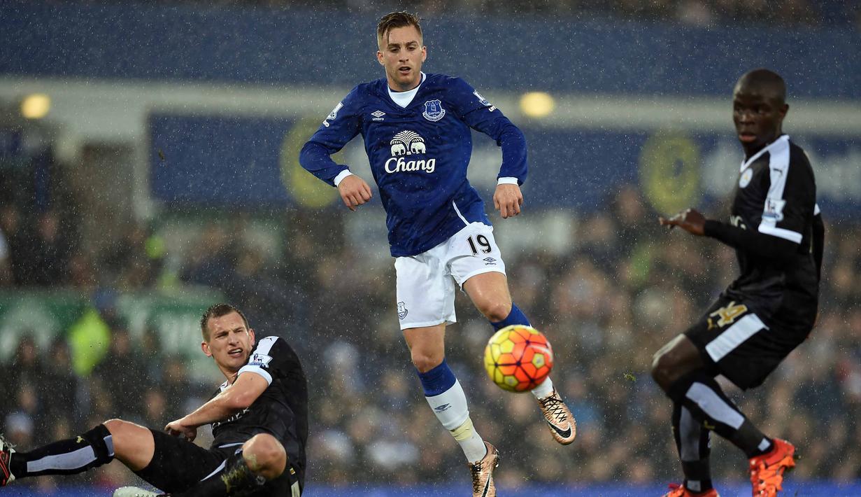Gerard Deulofeu (tengah) telah mengoleksi 8 assists bersama timnya Everton hingga pekan ke-25 Liga Premier Inggris. (AFP/Paul Ellis)