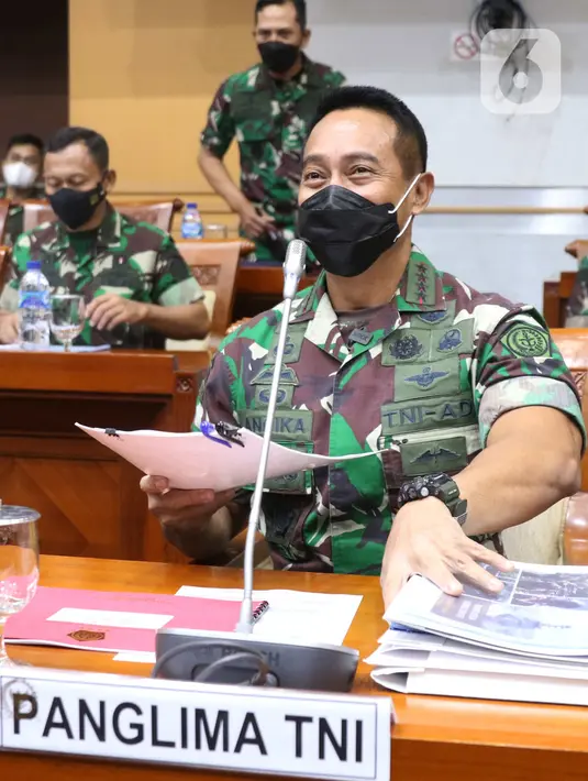 Panglima TNI Jenderal Andika Perkasa bersiap mengikuti rapat dengan Komisi I di DPR RI di Kompleks Parlemen, Jakarta, Senin (24/1/2022). Agenda rapat ini antara lain Perkembangan penanganan kasus-kasus hukum prajurit TNI.  (Liputan6.com/Angga Yuniar)