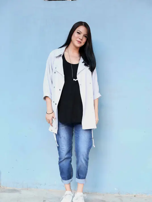 Kehamilannya yang sudah besar itu juga sering diingatkan oleh suaminya soal makanan. Disamping itu juga sering diingatkan saat jalan. Alice mengaku sering lepas kontrol, lupa kalau sedang hamil. (Nurwahyunan/Bintang.com)