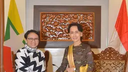 Menteri Luar Negeri RI, Retno Marsudi berjabat tangan dengan Menlu Myanmar dan State Counsellor Daw, Aung San Suu Kyi seusai melakukan pertemuan di Kantor Kepresidenan, Nay Pyi Taw, ibu kota Naypyidaw, Senin (4/9). (Myanmar Foreign Ministry via AP)