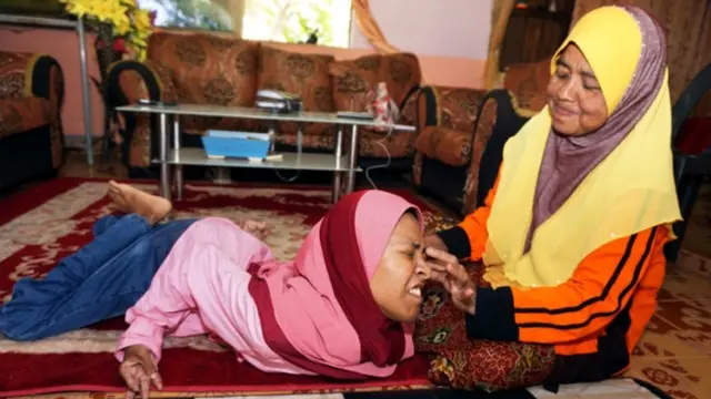 Meski Cacat Fisik, Wanita Ini Sukses Jualan Online Milik Keluarga