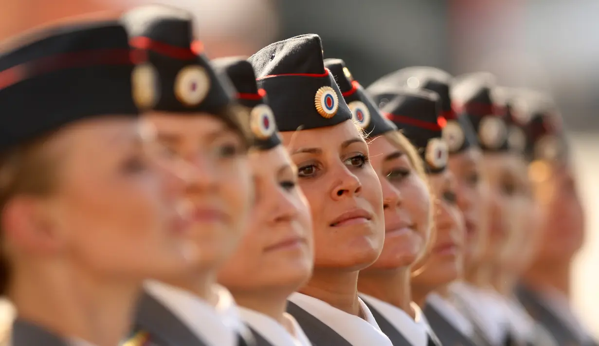 Polisi wanita Rusia baris berbaris selama Victory Day parade militer negara itu pada Dvortsovaya Square St. Petersburg pada tanggal 9 Mei 2011 di peringatan akhir Perang Dunia II. (AFP Photo / Kirill Kudryavtsev)