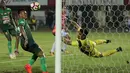 Kiper PS TNI, Teguh Amirudin mengamankan gawang dari sepakan pemain Bali United pada lanjutan Liga 1 2017 di Stadion Kapten I Wayan Dipta, Gianyar, Bali (20/102017). Bali United menang 2-1. (Bola.com/NIcklas Hanoatubun)