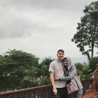 Merasakan jatuh cinta adalah hal yang paling menyenangkan. Terutama bagi muda-mudi yang tengah merasakannya, seperti halnya Mikha Tambayong dan Daniel Wenas yang sudah tak malu-malu tampil di publik. (Instagram/miktambayong)