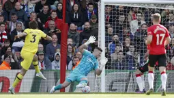 Marcos Alonso (kiri) menjadi nama pertama yang tercatat di papan skor sebagai pencetak gol. Bek asal Spanyol tersebut berhasil menyarangkan bola ke gawang yang dikawal oleh Forster melalui tendangan mendatarnya. (AFP/Adrian Dennis)