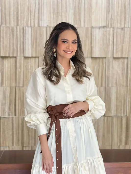 Dress kemeja off white, jadi semakin cantik dengan tamabahan obi motif entik. [Foto: Instagram @ersamayori]