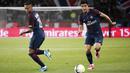 Aksi Neymar (kiri) memberikan umpan kepada Yuri Berchiche saat melawan Saint Etienne pada lanjutan Ligue 1 Prancis di Parc des Princes stadium, Paris, (25/8/2017). PSG menang 3-0. (AP/Kamil Zihnioglu)