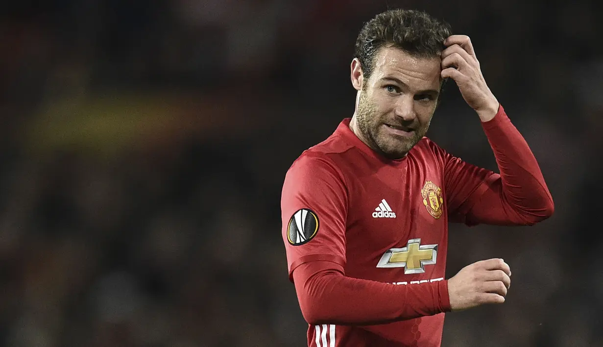 Juan Mata pernah dikaitkan kepindahannya menuju Barcelona pada transfer musim panas 2011. Sayangnya, ia memilih bergabung dengan Chelsea. Blaugrana juga mencoba mendapatkannya ketika bermain di Stamford Bridge, namun gagal karena memilih ke Manchester United. (AFP/Oli Scarff)