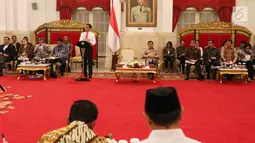 Suasana saat Presiden Joko Widodo memberikan paparannya dalam Sidang Kabinet Paripurna di Istana Negara, Jakarta, Senin (12/2). Jokowi memberi arahan pada para menterinya untuk menjadikan perhatian bersama dalam tiga hal. (Liputan6.com/Angga Yuniar)