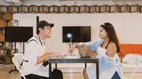 5 Momen Seru Awkarin dan Abyakta Ernoult Kencan Romantis dengan Buat Asbak Bersama
