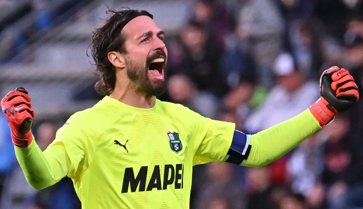 Andrea Consigli yang kini berusia 36 tahun dan tengah menjalani musim ke-10 bersama Sassuolo menjadi pemain dengan jumlah penampilan terbanyak di Serie A Liga Italia yang hingga kini belum sekalipun merebut Scudetto. Ia tercatat telah bermain sebanyak 478 laga di Serie A Liga Italia hingga kini. Selain Sassuolo yang dibelanya sejak 2014/2015, ia juga pernah berseragam Atalanta mulai 2008 hingga 2013/2014. (AFP/Alberto Pizzoli)