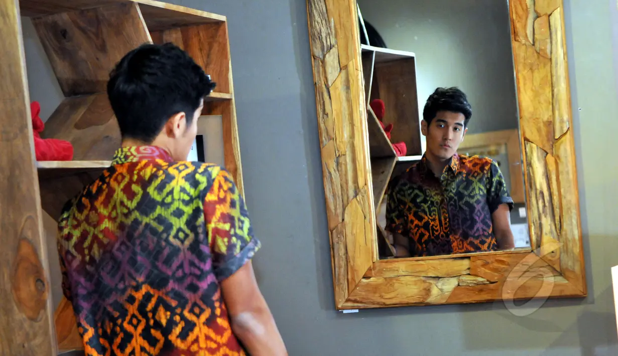 Dengan suara memukau dan wajah rupawan, Nathan Hartono ingin memulai jejak baru di belantika hiburan Indonesia. Foto diambil pada Kamis (12/3/2015) di KARE, Senayan City, Jakarta. (Liputan6.com/Panji Diksana)
