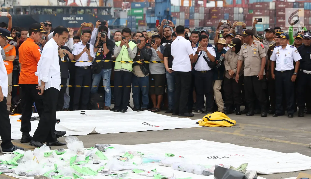 Presiden RI, Joko Widodo (depan) bersama KaBasarnas Marsdya M Syaugi melihat barang temuan yang diduga milik penumpang pesawat Lion Air JT 610 di Pelabuhan JICT 2, Jakarta, Selasa (30/10). (Liputan6.com/Helmi Fithriansyah)