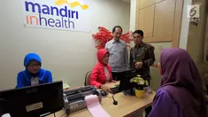 Direktur Mandiri Inhealth Armendra (kanan) mengunjungi konter baru di Rumah Sakit Mitra Keluarga, Depok, Selasa, (26/9). Hingga saat ini Mandiri Inhealth telah memiliki 10 konter khusus untuk layanani peserta Mandiri Inhealth. (Liputan6.com/Helmi Afandi)