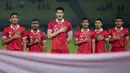 <p>Elkan Baggott (tengah) dan para pemain Timnas Indonesia lainnya menyanyikan lagu kebangsaan Indonesia Raya sebelum dimulainya laga pertama persahabatan FIFA Matchday menghadapi Burundi di Stadion Patriot Candrabhaga, Bekasi, Sabtu (25/3/2023) malam WIB. (Bola.com/Bagaskara Lazuardi)</p>