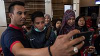 Gelandang Timnas Indonesia, Evan Dimas, selfie warga jelang keberangkatan menuju Vietnam di Hotel Lor In, Jawa Barat, Minggu (4/12/2016). (Bola.com/Vitalis Yogi Trisna)