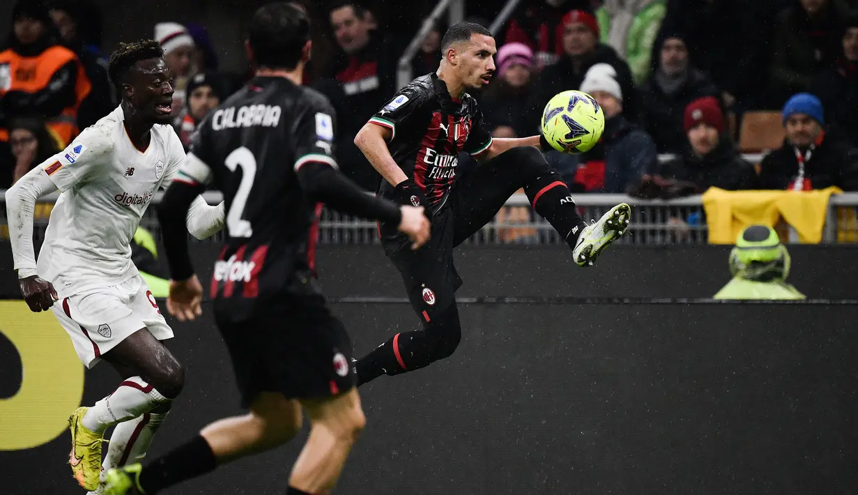 Bek AC Milan, Ismael Bennacer (kanan) menguasai bola di depan striker AS Roma, Tammy Abraham dalam laga Serie A Liga Italia 2022/2023 di San Siro Stadium, Milan (8/1/2023). Pemain asal Aljazair yang membela AC Milan sejak awal musim 2019/2020 ini memiliki nilai pasar 40 juta euro atau setara Rp652 miliar. (AFP/Filippo Monteforte)