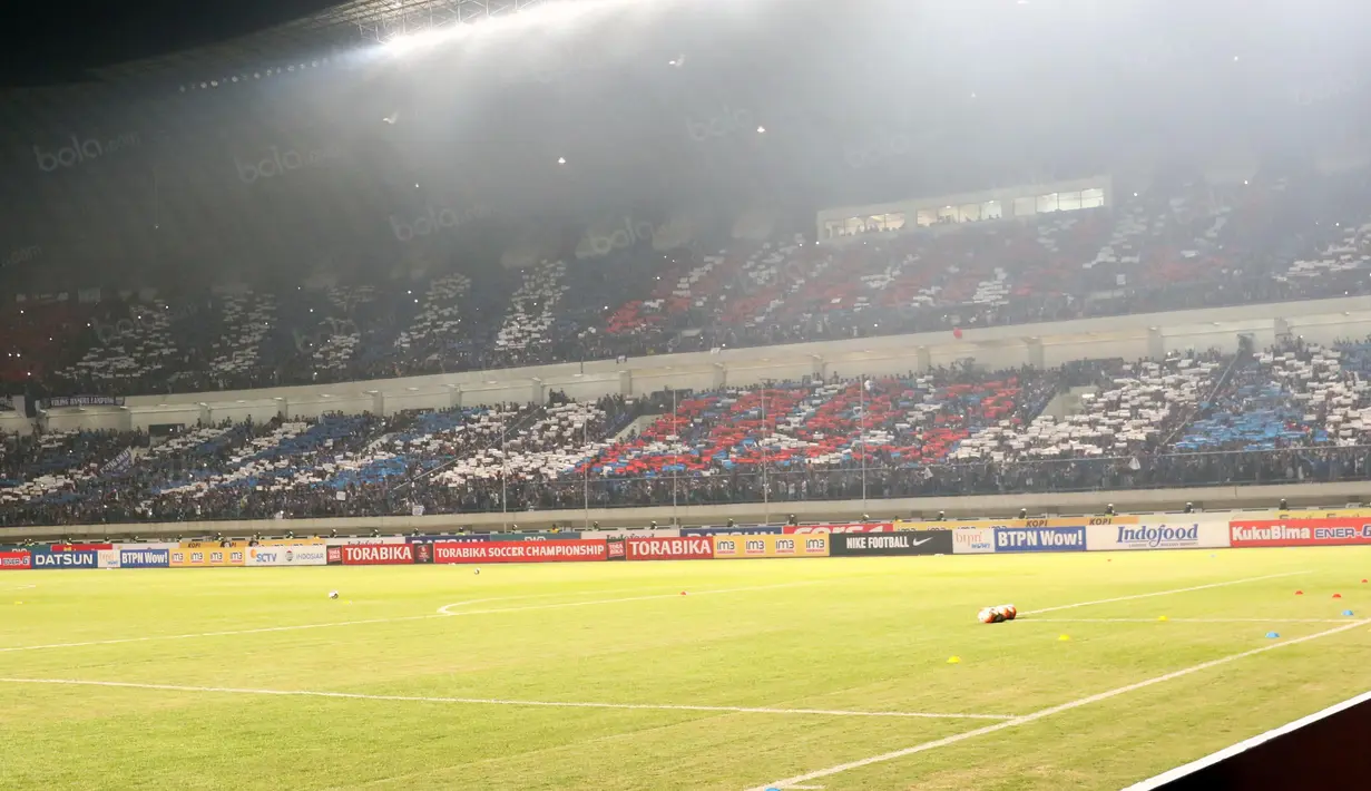 Bobotoh melakukan aksi koreografi saat timnya melawan Persija Jakarta pada Torabika SC 2016 di Stadion Gelora Bandung Lauta Api, Bandung, Sabtu (16/7/2016). (Bola.com/Nicklas Hanoatubun)