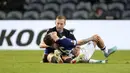 Pemain Lazio Lucas Leiva memegang pemain Porto Otavio setelah tabrakan antara keduanya pada pertandingan Liga Europa di Stadion Dragao, Porto, Portugal, 17 Februari 2022. Porto menang 2-1. (AP Photo/Luis Vieira)