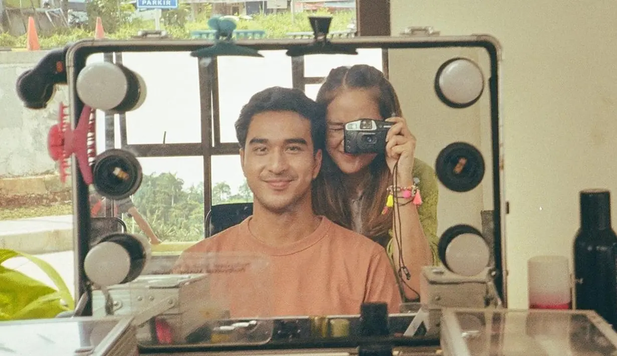 Unggah foto bareng Salshabilla Adriani pada Januari 2022, Ibrahim Risyad tutup kolom komentar untuk postingan satu ini. Tak hanya Ibrahim, rupanya Salsha juga unggah foto serupa di tanggal yang sama namun dengan caption berbeda. Berbeda dengan Ibrahim yang tutup kolom komentar, Salsha tak ambil pusing dengan hujatan dan tetap membuka kolom komen dan menerima segala tudingan. (Liputan6.com/IG/@salshabillaadr)