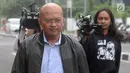 Ekspresi Direktur PT Humpuss Transportasi Kimia (HTK), Taufik Agustono usai menjalani pemeriksaan oleh penyidik di Gedung KPK, Jakarta, Selasa (9/4). Taufik diperiksa sebagai saksi untuk tersangka  Marketing Manager PT Humpuss Transportasi Kimia, Asty Winasti. (merdeka.com/Dwi Narwoko)