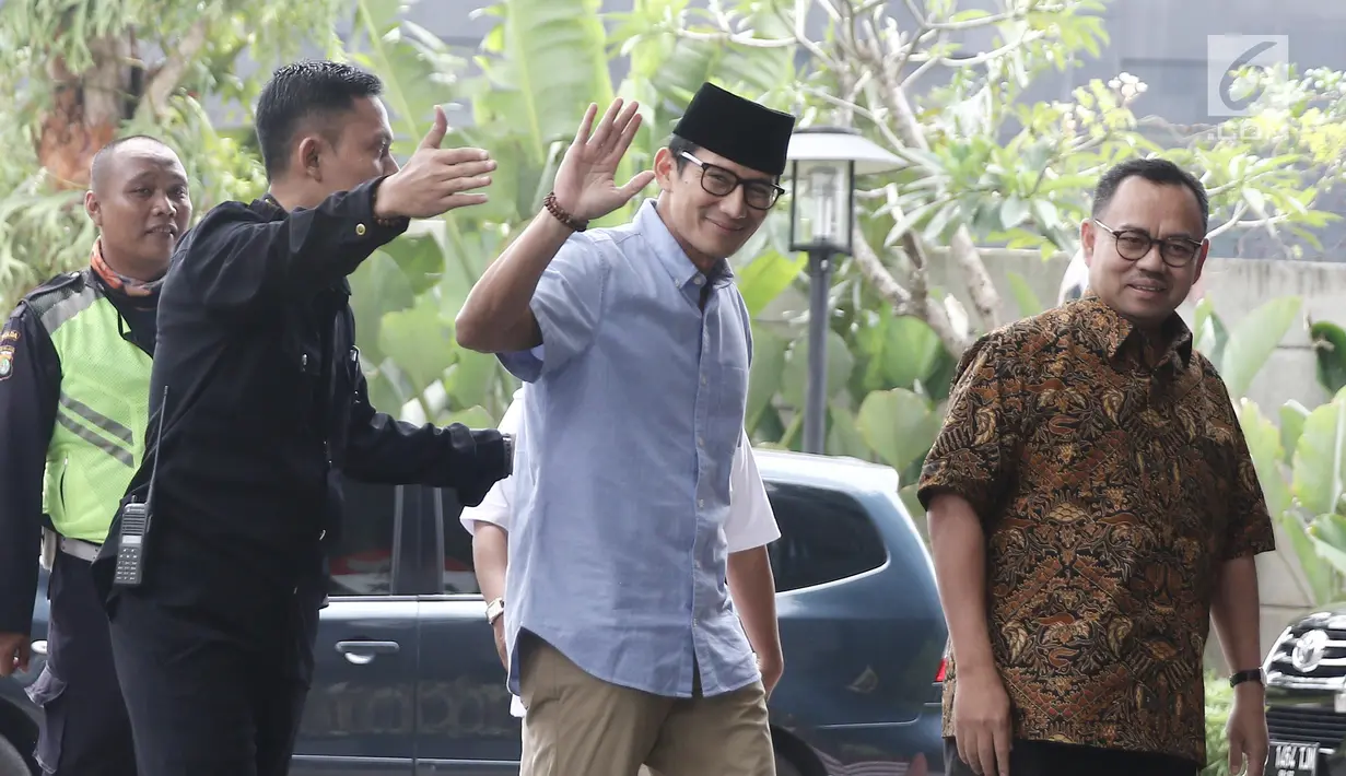 Bakal calon wakil presiden, Sandiaga Uno didampingi tim sinkronisasi Anies-Sandi selama Pilkada DKI, Sudirman Said mendatangi gedung KPK, Jakarta, Selasa (14/8). Kedatangan Sandiaga untuk melaporkan LHKPN. (Liputan6.com/Herman Zakharia)