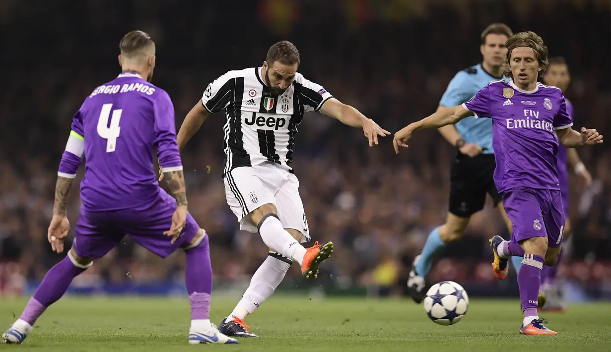 Striker Juventus, Gonzalo Higuain, berusaha membobol gawang Real Madrid pada laga final Liga Champions di Stadion Stadion Millenium, Cardiff, Sabtu (3/6/2017). Madrid menang 4-1 atas Juventus. (AFP/Javier Soriano)
