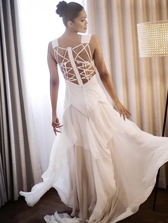 Gaun Jeffry Tan semakin menarik pada bagian belakang yang memiliki detail tali korset yang diikat pita. @jeffrytan