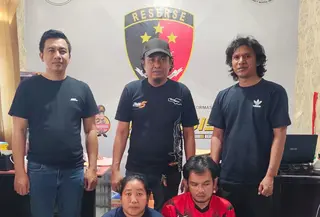 Sepasang suami istri berinisial MT (34) dan NA (31) yang mencuri dan menyalahgunakan kartu ATM milik tetangganya sendiri. (Fauzan/Liputan6.com)