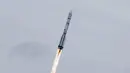 Roket Proton - M membawa pesawat luar angkasa ExoMars 2016 saat meluncur menuju planet Mars di Kazakhstan , (14/3). Tujuan dari program ExoMars untuk mempelajari dan mencari bukti kehidupan yang ada di planet merah tersebut. (REUTERS / Shamil Zhumatov)