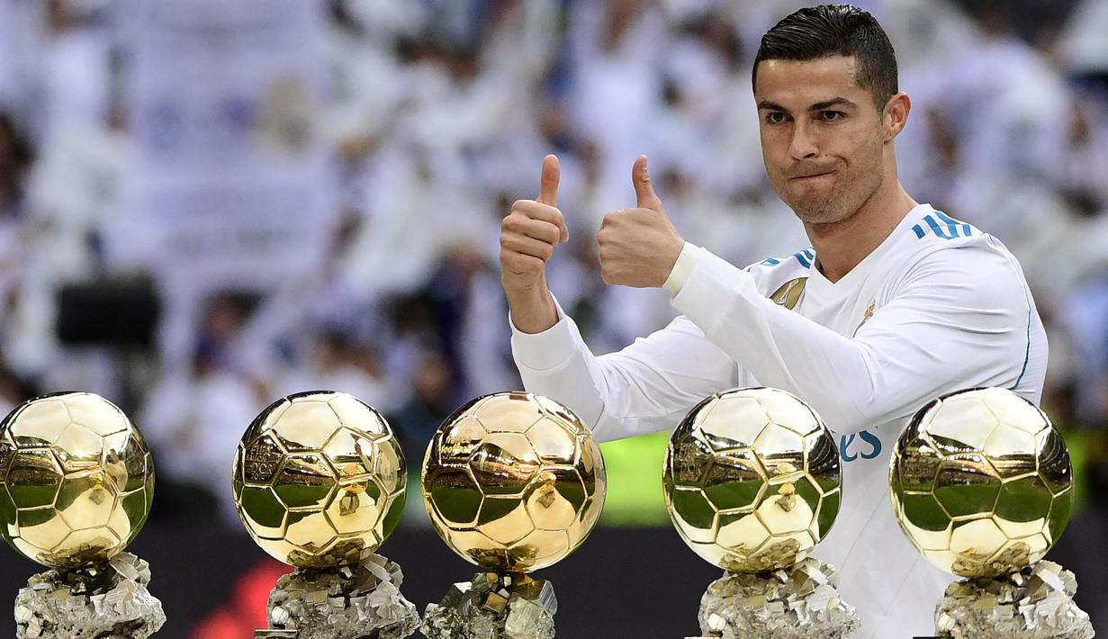 Cristiano Ronaldo. Striker Portugal berusia 37 tahun ini memperkuat Real Madrid selama 9 musim mulai 2009/2010 hingga 2017/2018. Ia menjadi pemain Real Madrid ke-6 yang meraih gelar Ballon d'Or, yaitu sebanyak 4 kali pada tahun 2013, 2014, 2016 dan 2017. Sebelumnya saat membela Manchester United ia juga sempat meraih gelar Ballon d'Or edisi 2008, di musim terakhirnya berseragam setan Merah. (AFP/Pierre-Philippe Marcou)