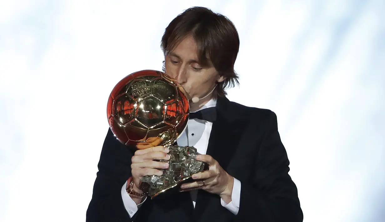 Luka Modric berhasil meraih penghargaan Ballon d'Or usai menjadi pemain kunci Timnas Ukraina hingga partai final Piala Dunia 2018. Ia juga berhasil membawa Real Madrid menjuarai Liga Champions 2017/18. Saat itu, nilai transfernya tercatat masih mencapai 22,5 juta euro. (AP/Christophe Ena)