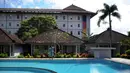 <p>Seorang pekerja membersihkan kolam renang sebuah hotel saat Pemberlakuan Pembatasan Kegiatan Masyarakat (PPKM) Level 3 di Kuta, Badung, Bali, Jumat (23/7/2021). PPKM Level 3 di Bali berlaku hingga 25 Juli mendatang. (SONNY TUMBELAKA/AFP)</p>