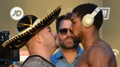 Petinju kelas berat Anthony Joshua (kanan) dan Andy Ruiz Jr (kiri) berpose saat timbang badan resmi di Riyadh, Arab Saudi, Jumat (6/12/2019). Andy Ruiz Jr tercatat memiliki bobot 128,6 Kg, sementara Anthony Joshua 107,5 Kg. (Fayez Nureldine/AFP)