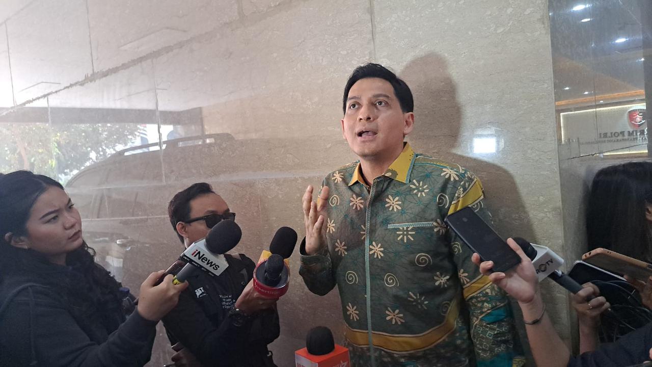 Mantan Wakil Bupati Indramayu Lucky Hakim diperiksa sebagai saksi kasus penistaan agama yang menyeret pimpinan Ponpes Al Zaytun Panji Gumilang.