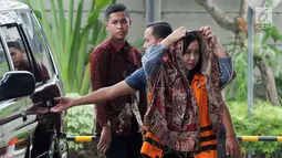 Kepala Bidang Tata Ruang Dinas PUPR Bekasi Neneng Rahmi tiba di Gedung KPK, Jakarta, Selasa(11/12). Neneng menggunakan kain penutup kepala jelang menjalani pemeriksaan penyidik KPK. (Merdeka.com/Dwi Narwoko)