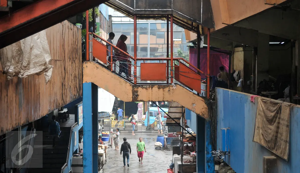 Pengunjung menuruni tangga pasar tradisional Pasar Minggu, Jakarta, Senin (10/10). Gubernur DKI, Basuki Tjahaja Purnama (Ahok) meminta PD Pasar Jaya mengambil alih seluruh pengelolaan pasar di Ibukota dari pihak ketiga. (Liputan6.com/Yoppy Renato)
