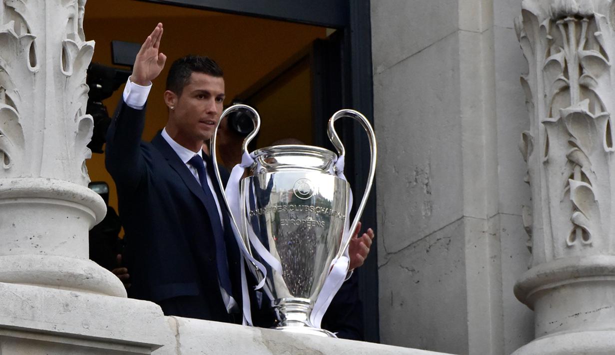 Cristiano Ronaldo mempersembahkan gelar juara Liga Champions musim 2015/2016. Ini adalah gelar ke-11 bagi Real Madrid. (AFP/Javier Soriano)