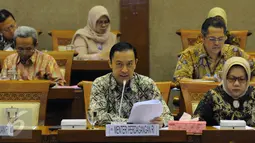 Mendag, Thomas Trikasih Lembong (kiri depan) memberikan jawaban saat RDP dengan Komisi VI DPR RI di Kompleks Parlemen, Jakarta, Kamis (26/11/2015). RDP membahas perdagangan gula rafinasi. (Liputan6.com/Helmi Fithriansyah)