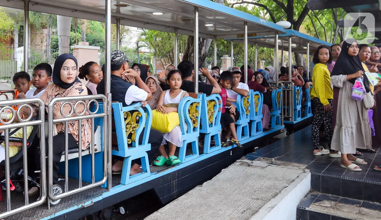 Kendaraan pengunjung tersendat saat hendak menuju pintu masuk dengan antrean yang cukup panjang. (Liputan6.com/Herman Zakharia)