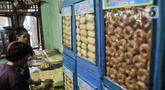Pekerja saat menyelesaikan produksi kue kering di industri rumahan Pusaka Kwitang, Jakarta, Kamis (6/4/2023). (merdeka.com/Iqbal S Nugroho)