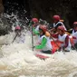 Tim arung jeram putri Indonesia 2 berlaga dalam nomor sprint putri Australasian Rafting Champs 2010, di Sungai Serayu, Randegan, Sigaluh, Banjarnegara, Jateng. (Antara)