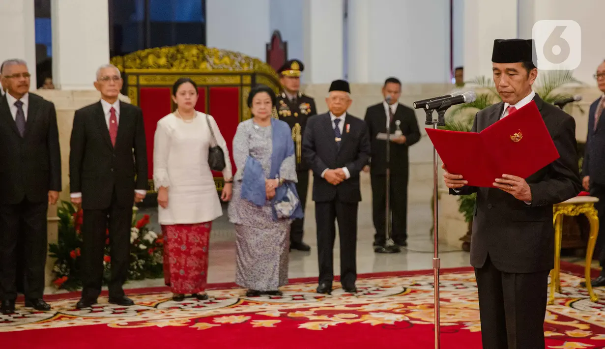 Presiden Joko Widodo atau Jokowi melantik Kepala Badan Pembinaan Ideologi Pancasila (BPIP) Yudian Wahyudi (kiri) dan Kepala Badan Pengawasan Keuangan dan Pembangunan (BPKP) Muhammad Yusuf Ateh (kanan) di Istana Negara, Jakarta, Rabu (5/2/2020). (Liputan6.com/Faizal Fanani)