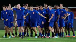 Pemain Belanda melakukan pemanasan saat sesi latihan di Doha, Qatar, 8 Desember 2022. Belanda akan menghadapi Argentina dalam babak perempat final Piala Dunia 2022 pada 10 Oktober. (AP Photo/Eugene Hoshiko)