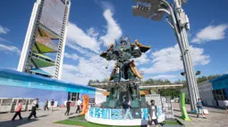 Orang-orang mengunjungi area ekshibisi luar ruangan Pameran Perdagangan Jasa Internasional China (China International Fair for Trade in Services/CIFTIS) 2020 di Beijing, ibu kota China, pada 8 September 2020. CIFTIS 2020 akan berakhir pada 9 September. (Xinhua/Xu Jinquan)