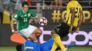 Pemain Meksiko, Javier Hernandez, berusaha dihentikan kiper Jamaika, Andre Blake, dalam laga Grup C Copa America 2016 di Stadion Rose Bowl, Pasadena, AS, Jumat (10/6/2016) WIB. (AFP/Mark Ralston)